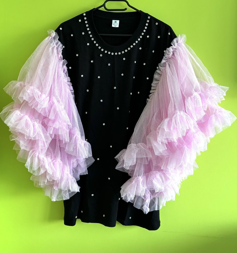 Черна дамска тениска с розови ръкави и камъни - oversize, ръчна работа