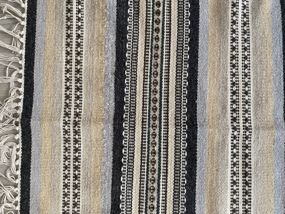 Covor de lana lucrat manual