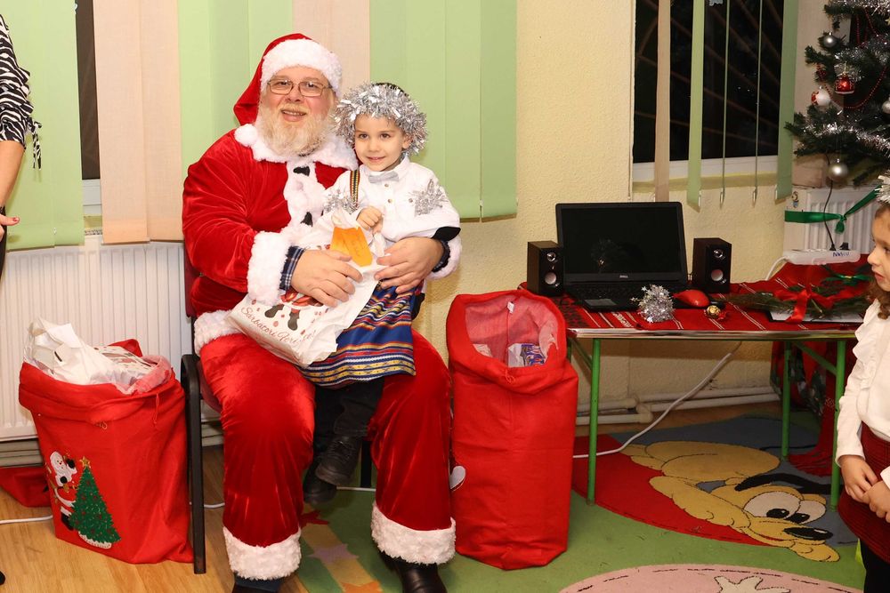 Moș Crăciun la școală, grădiniță sau acasă