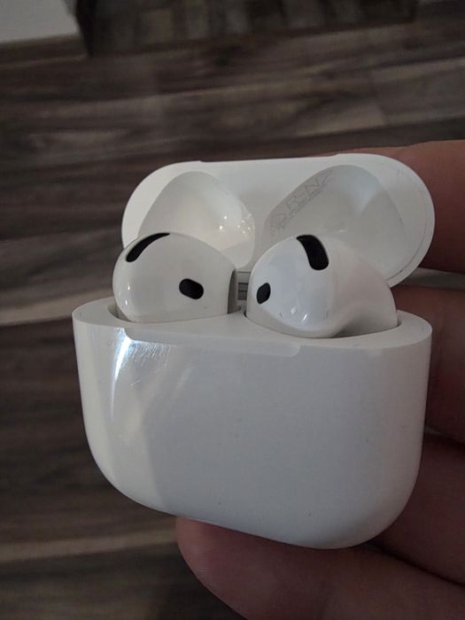 Apple AirPods 4 ANC