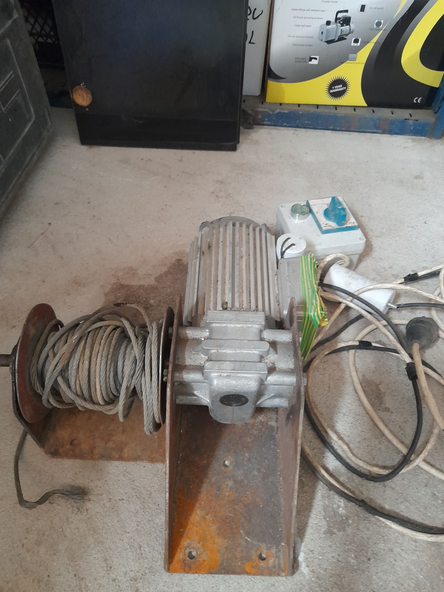 Vând motor cu reductor ideal pr. săpat,forat puțuri, fântâni