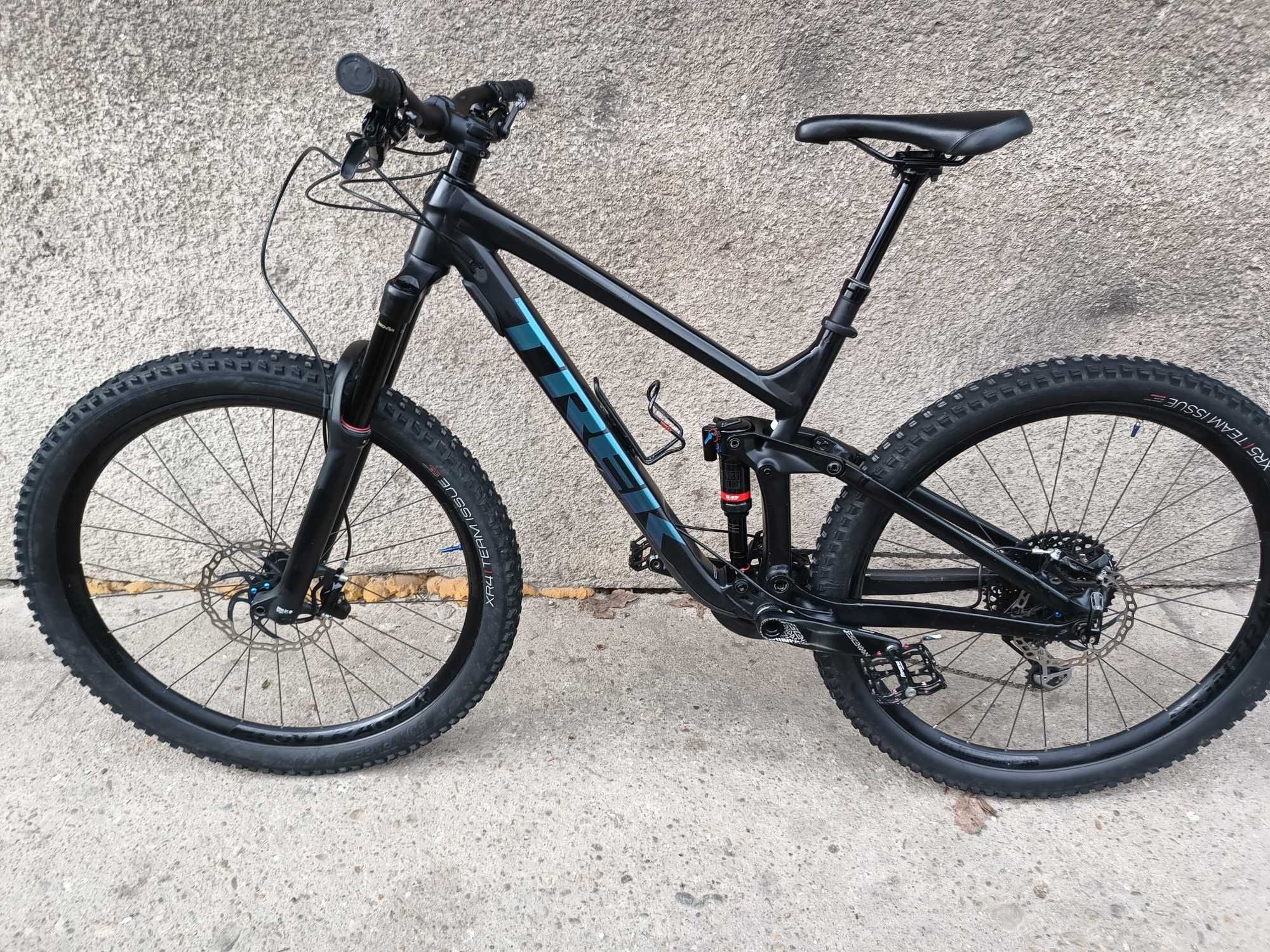 Două biciclete Specialized Status și Trek Slash