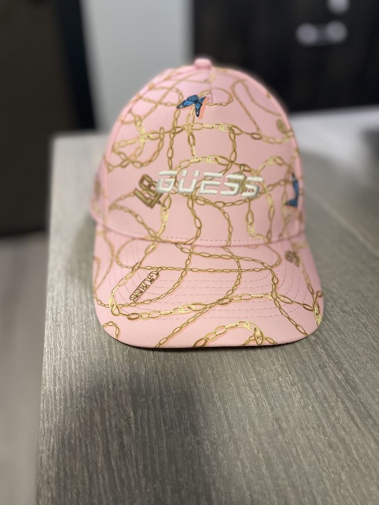 Розова шапка Guess с козирка и златист принт