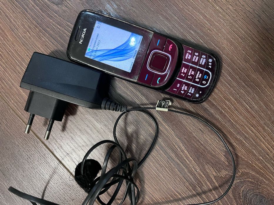 Телефон Nokia с зарядкой