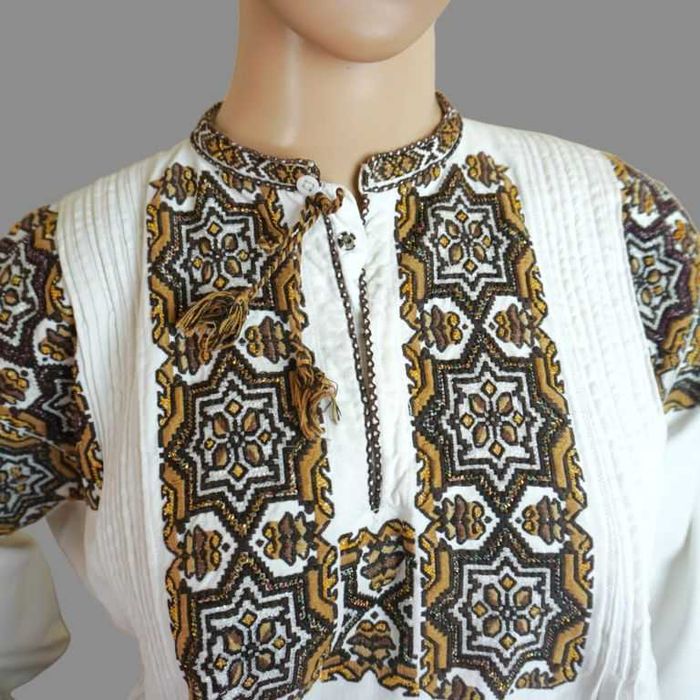 Camasa traditionala veche lucrata manual cu margele din zona Mures S-M