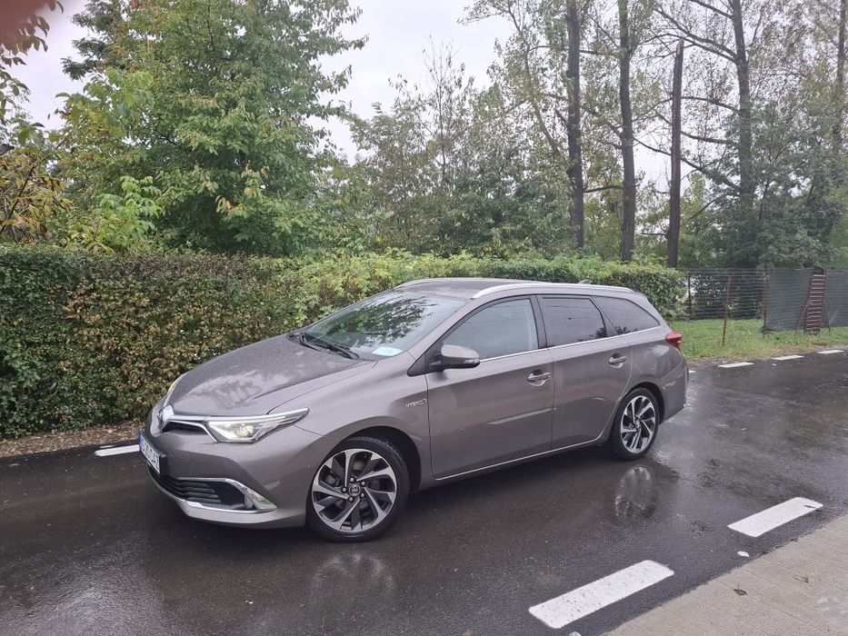 Vând toyota auris  hybrid 2017
