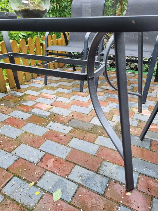 Masa de gradina din sticla.