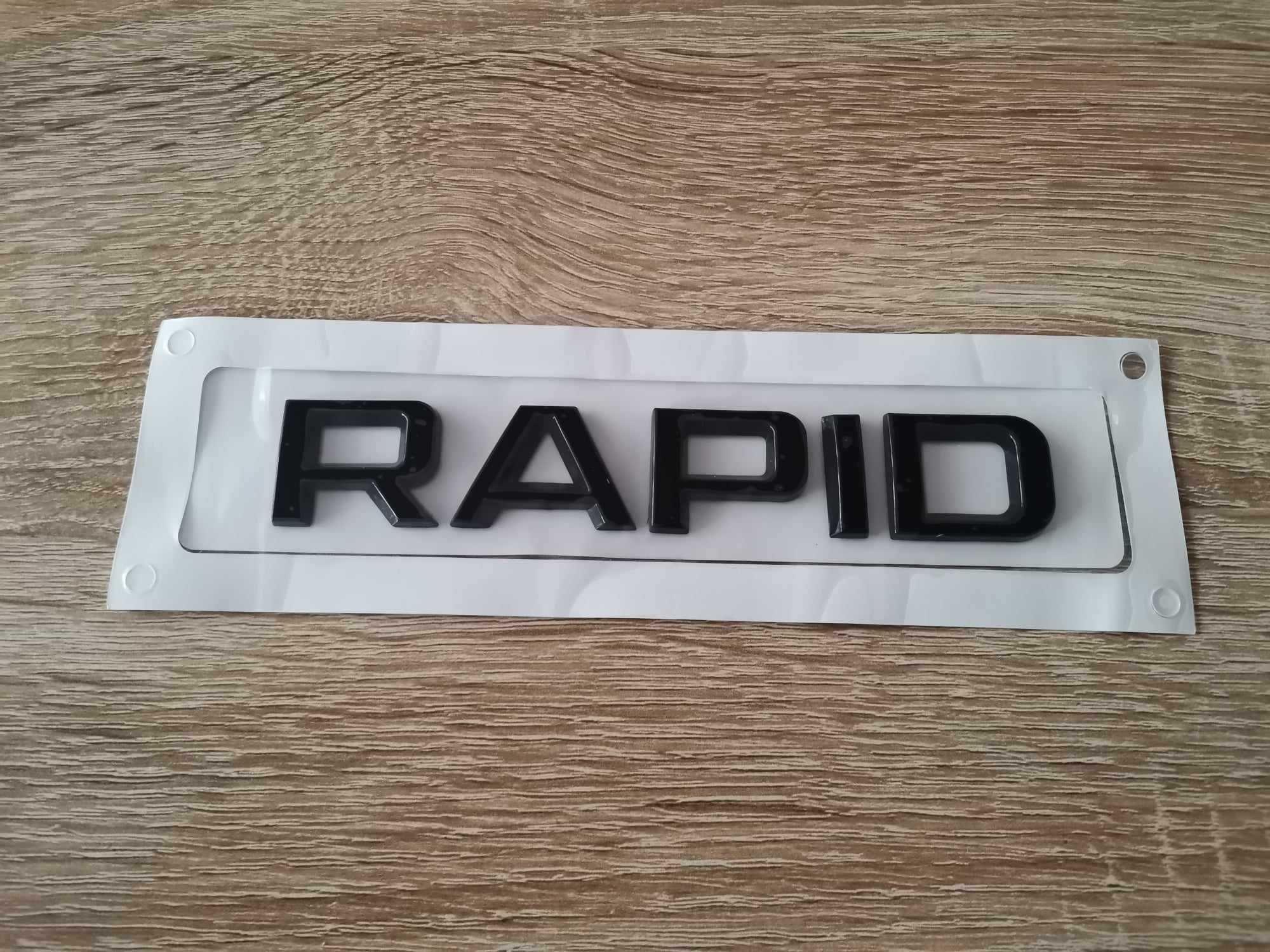 черен надпис Skoda Rapid емблеми