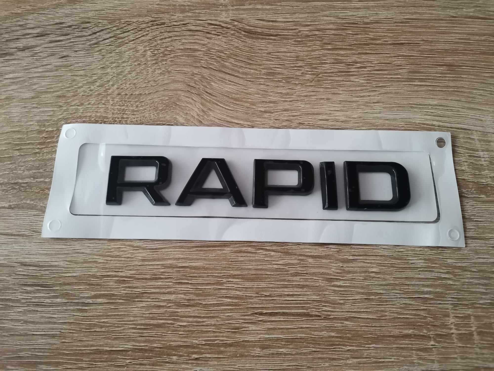 черен надпис Skoda Rapid емблеми