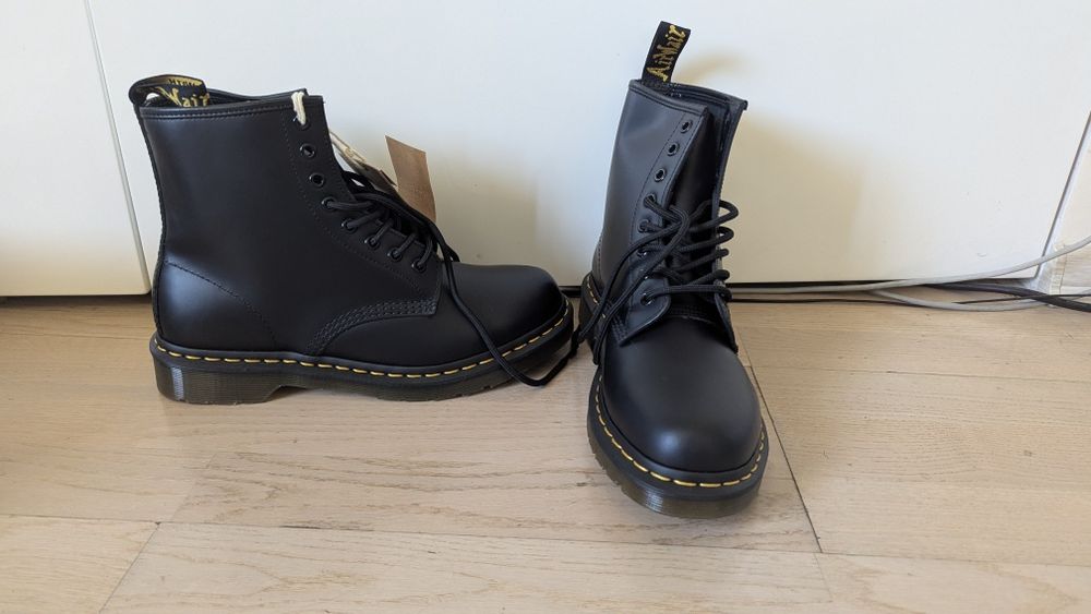 Оригинални чисто нови кожени обувки dr. Martens 1460 41 номер