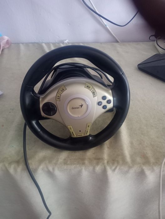 dau 2 volanuri Pentru PC la schimb cu un ps 4 sunt în stare bună