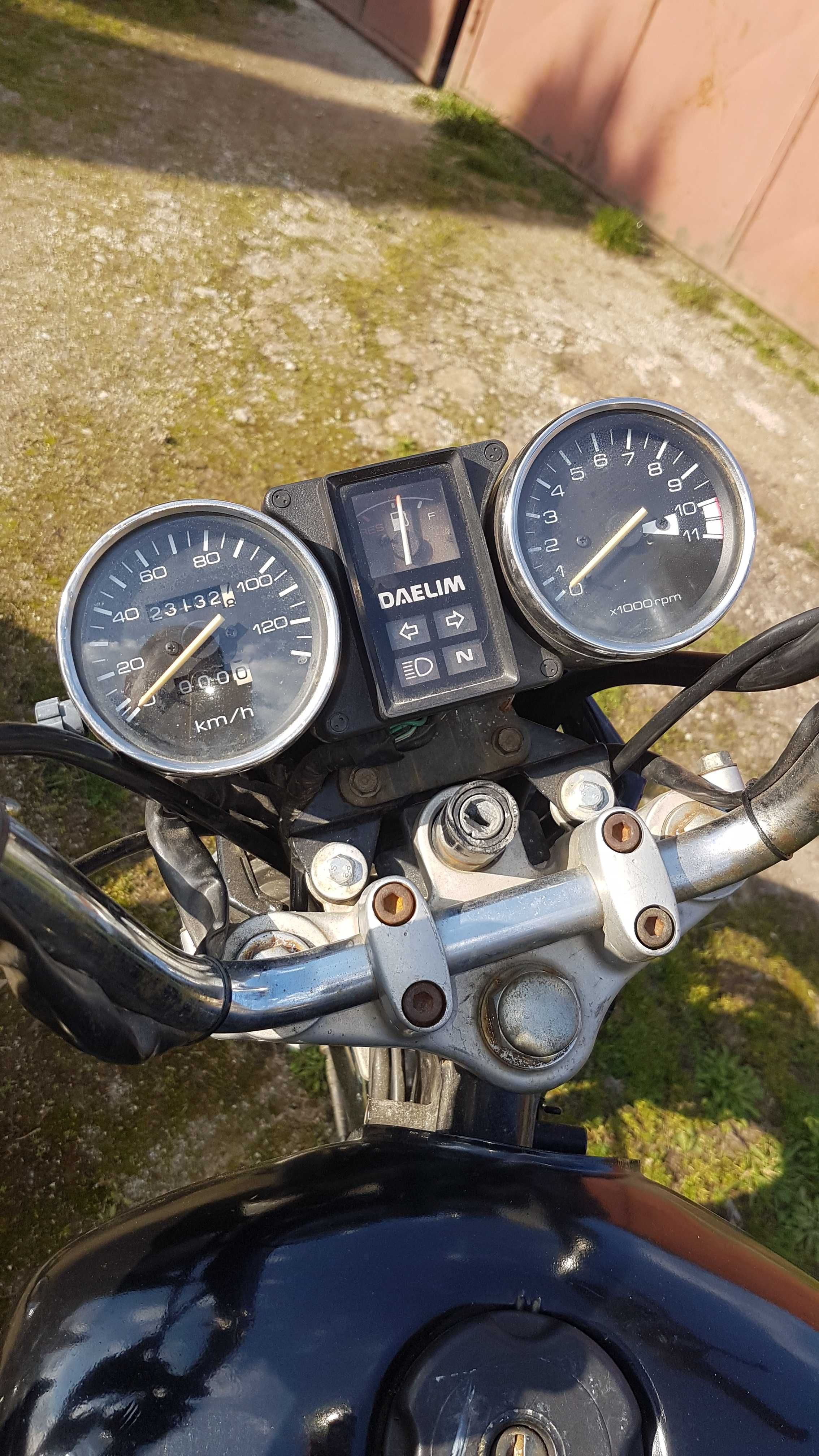 Două motociclete daelim