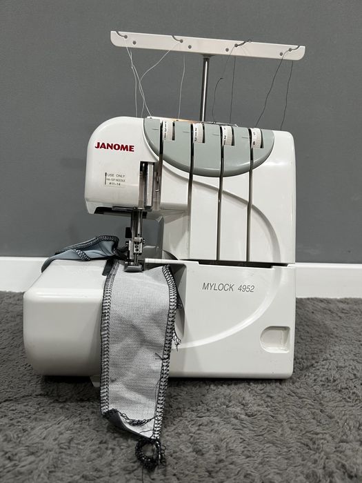 Продам Оверлок JANOME 4952