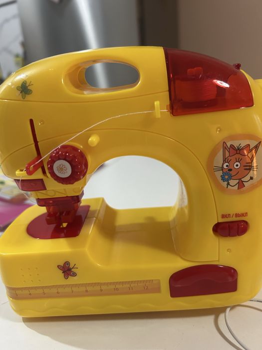 Игрушечная швейная машинка «три кота»