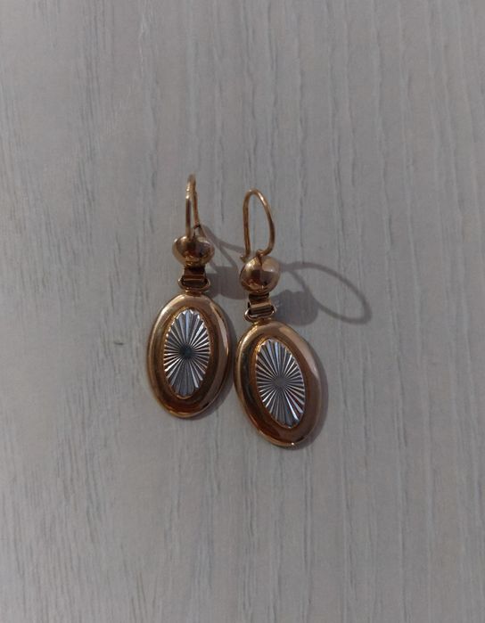 Продам золотые серьги