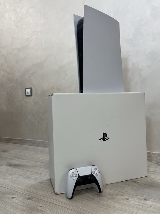 Продавам playstation 5,с един джойстик и без никакви забележки.