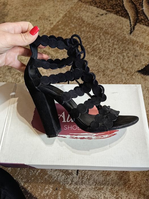 Черни обувки с ток