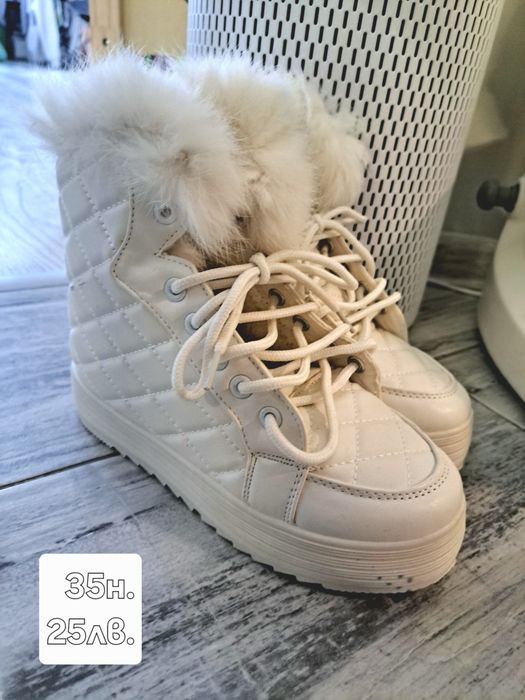 Бели детски ботушки
