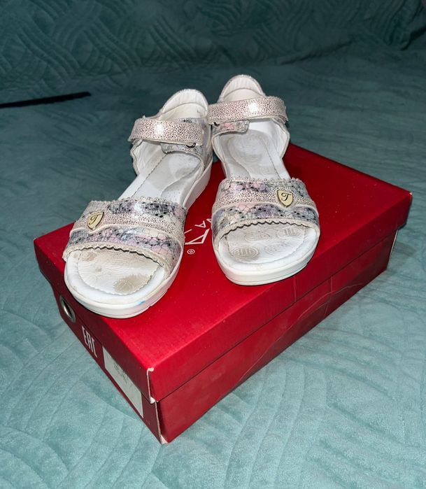 Детские сандалии продам