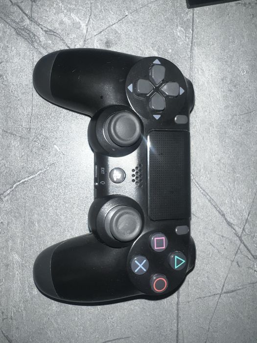 Продаю 2 джойстика пс 4 с держателем