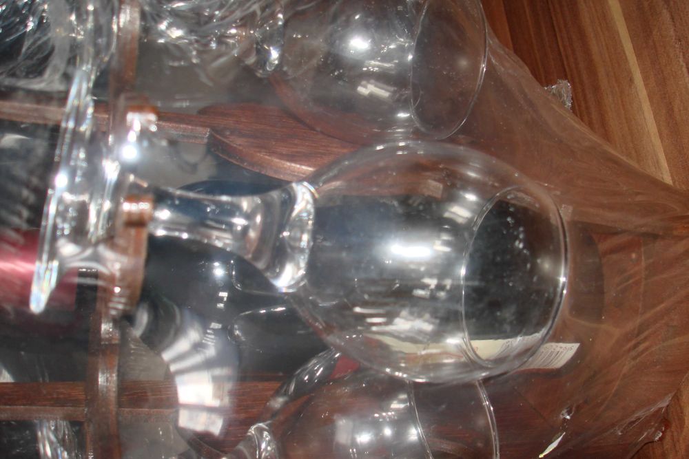 Suport vioara cu patru pahare si sticla vin