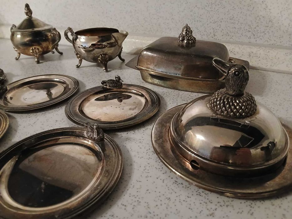 Посребрени съдове и аксесоари за сервиране