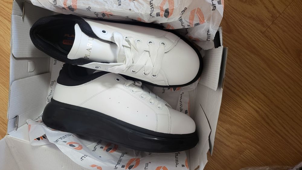 Adidasi noi cu eticheta