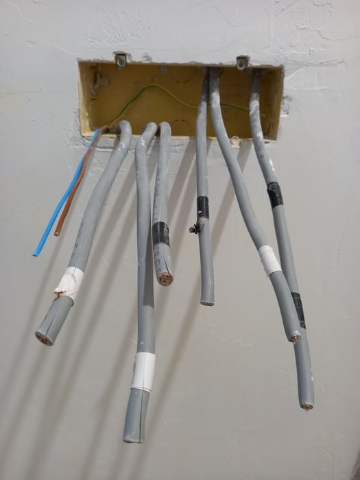 Electrician Instalator deblochez usi montez central termice gaura hota