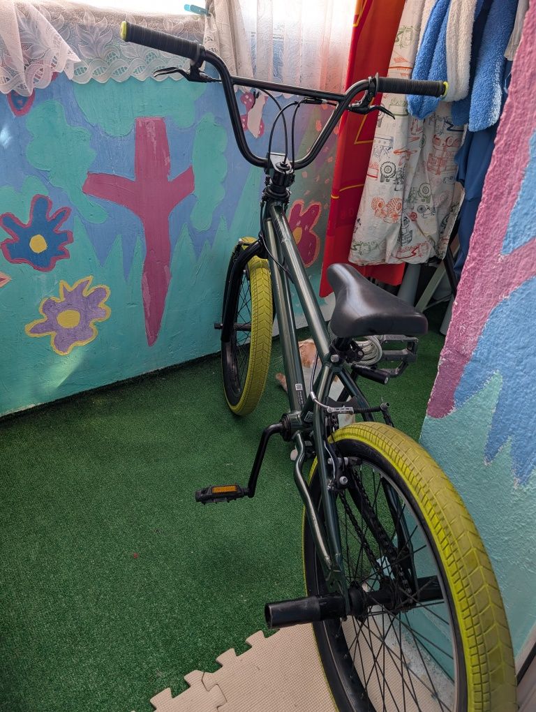 Bicicleta BMX perfect funcțională