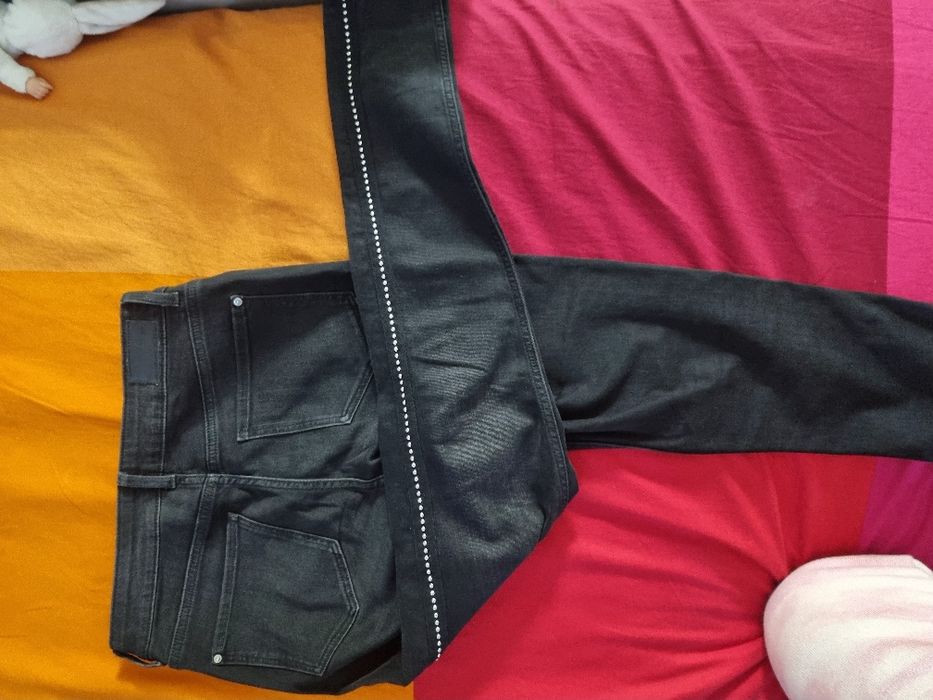 Blugi negri cu model din bile pe picior