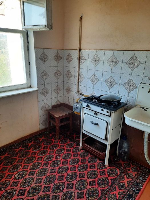 Срочно продаётся 1 ком кв в чирчике 3 мкн 4 этаж около базарчика.