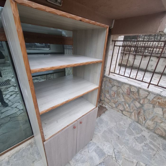 Продавам запазен шкаф