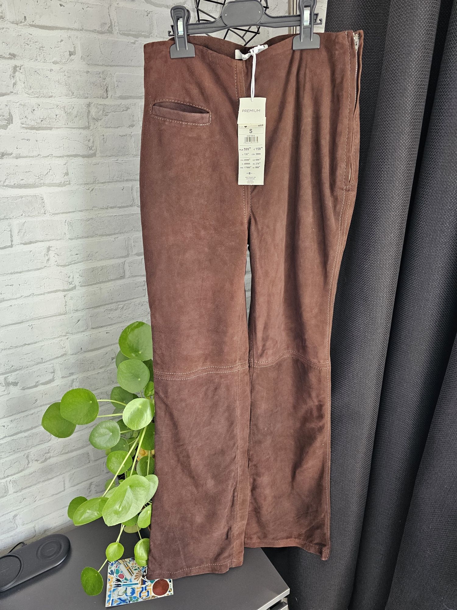 Pantaloni piele naturala intoarsa