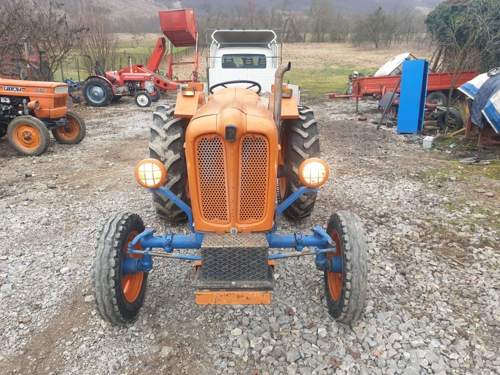 Tractor FIAT 411-  Adus recent. 12 v cu o  singura baterie