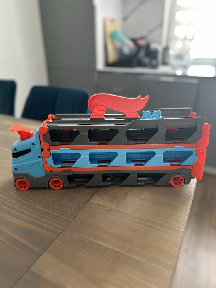 2 In 1 Hot Wheels - Мега автовоз и писта