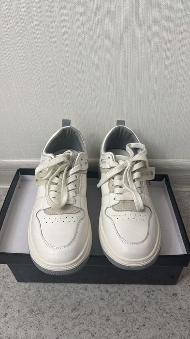 Женские кроссовки