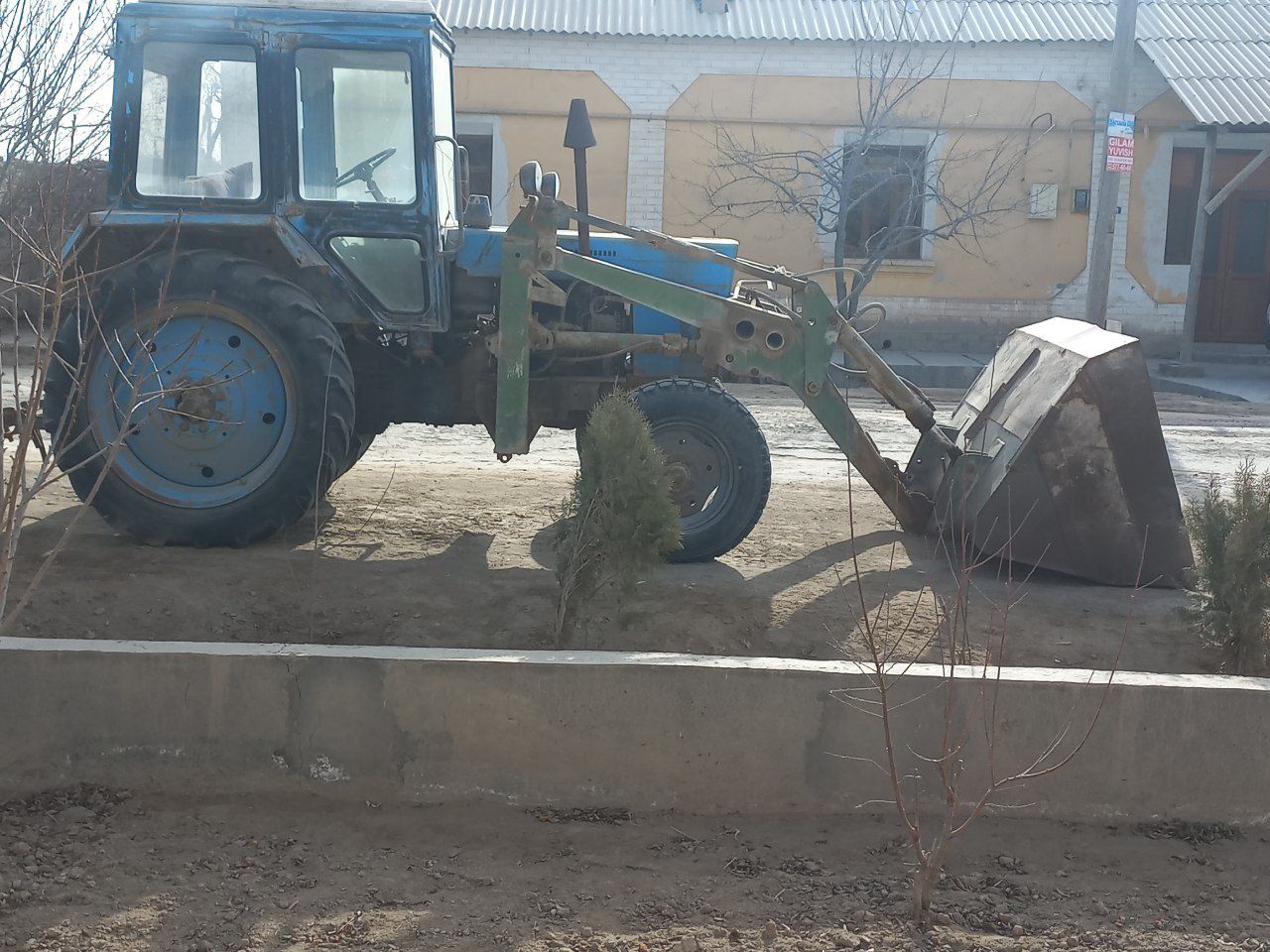 MTZ Traktor sotiladi kaplekt jihozlari bilan