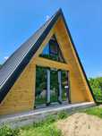 Cabane stil-Aframe și case pe structura de lemn la gata