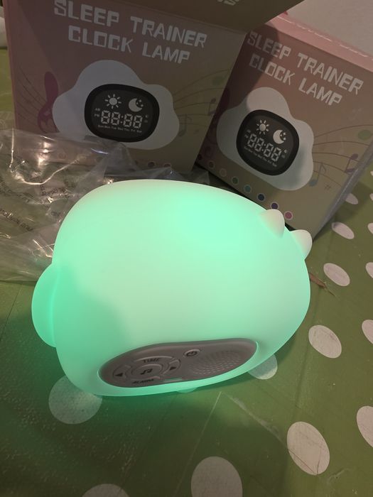 Lampa Veghe + Ceas cu Alarma și Sunet Alb pentru Copii și Bebelusi