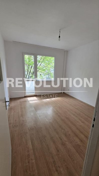 Дава се под наем Тристаен апартамент в Варна, Базар Левски - 70 кв.м за 390 € - Снимка #2