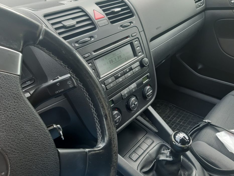 Volkswagen Golf 5 – 1.4 benzină  an 2004