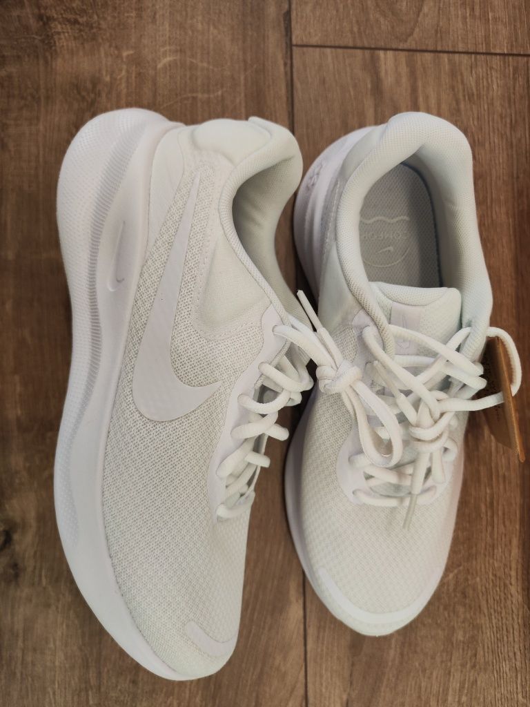 Nike Revolution 7