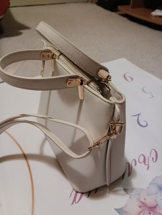 Елегантна бяла дамска чанта за през рамо