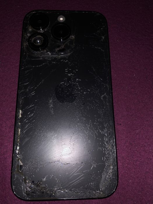 Здравейте продавам iphone 14 Дисплея му е за смяна става и за части