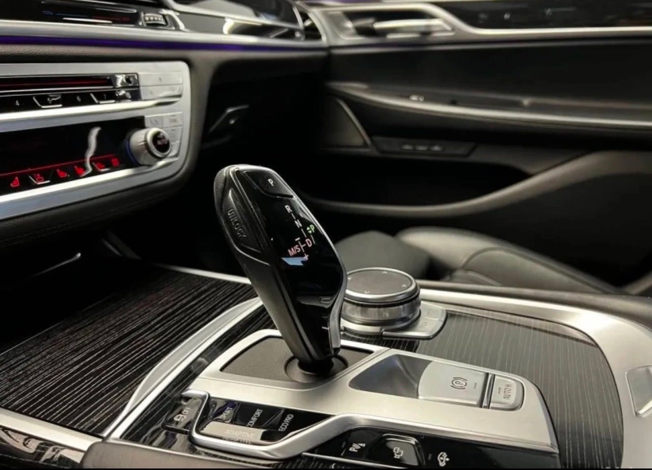 BMW750i Black Sapphire * xDrive* w/Performance spo