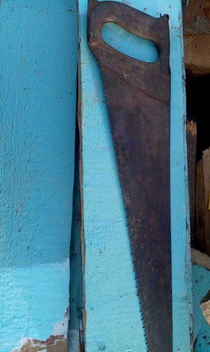 Советская пила с металлической ручкой.