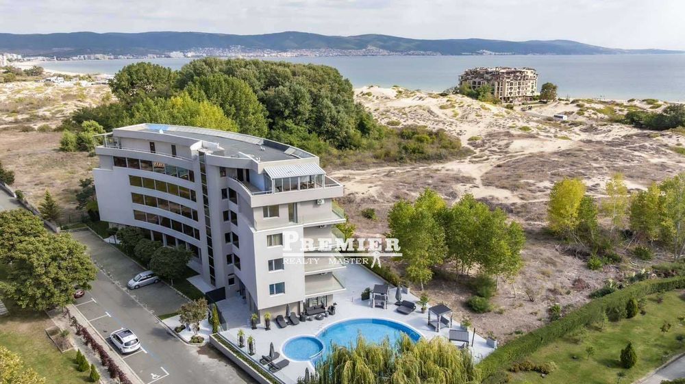 Двустаен със собствен “английски двор“, на метри от плажните дюни