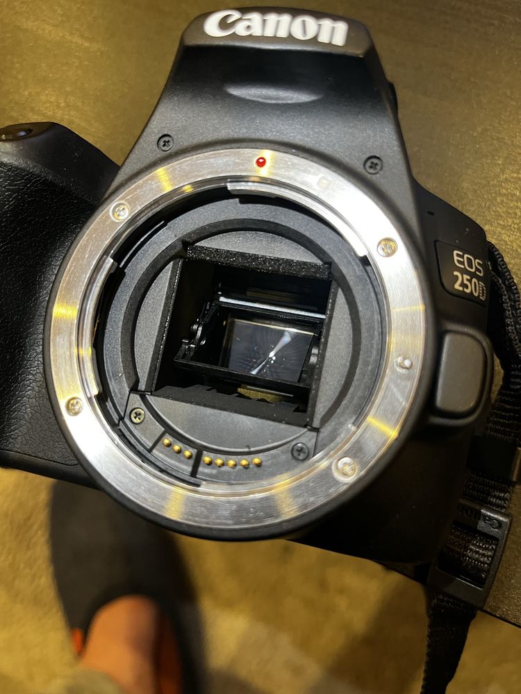 CANON EOS 250D + обектив 18-55mm, зарядно и страп