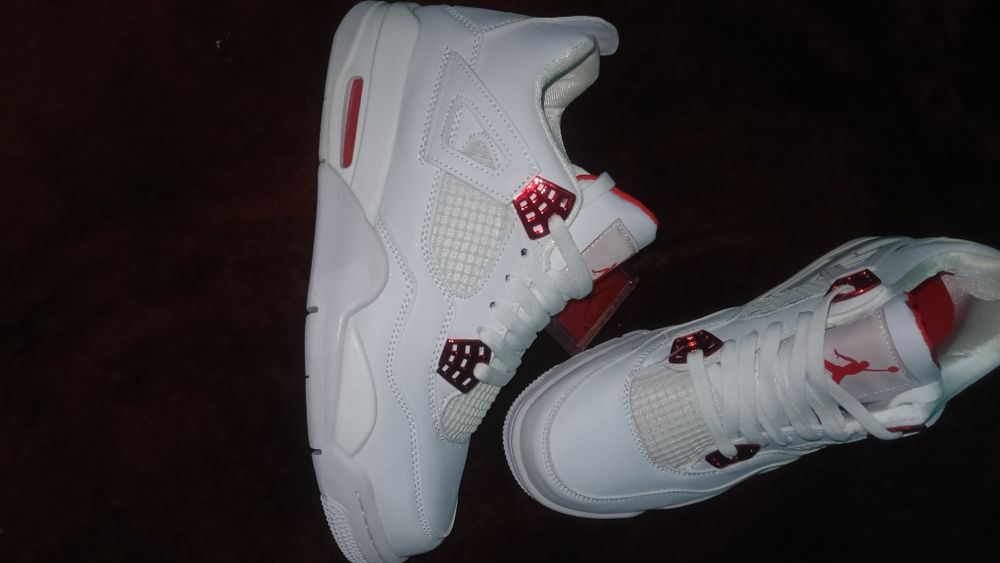 Jordan 4 mettalic red