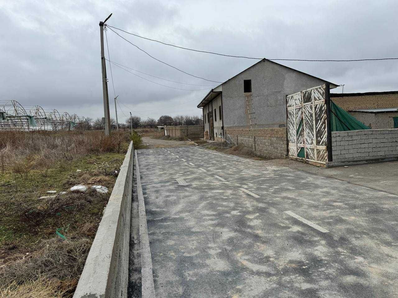 Uch Qaxramon postidan 5km.Guliston. 8 sotixli uy kurishga yer sotaman.
